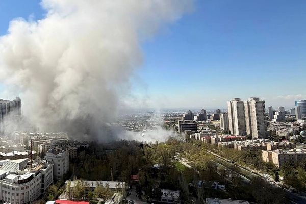 "بلومبرغ": تداعيات الحرب تضرب طهران بسبب استخدام النظام الإيراني للمدنيين كـ "دروع بشرية"