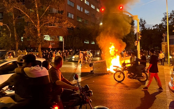 تجمعات ليلية ومظاهرات مناهضة للنظام وحرق صورة خامنئي في عدة مدة إيرانية