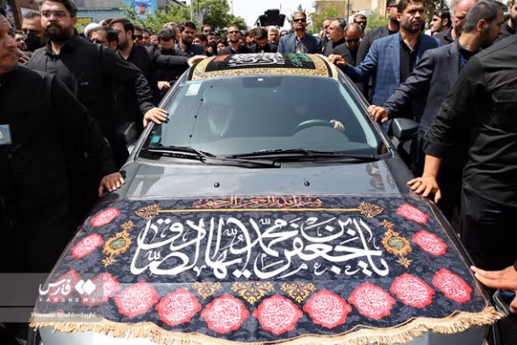 حسین وحید خراسانی در مراسم دستهروی سال ۱۴۰۴ به مناسبت مرگ امام ششم شیعیان، او یکی از بنیانگذاران دستهرویهای جدید در دهه هفتاد است