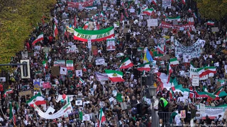 مبارزه سیاسی داخل و خارج نمیشناسد