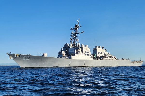 وسائل إعلام إيرانية: المدمرة الأميركية غيّرت مسارها بعد تلقيها تحذيراً