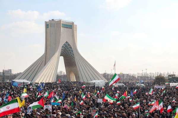 تظاهرات النظام للاحتفال بذكرى الثورة الإيرانية تتصادم مع الواقع القاسي للإيرانيين