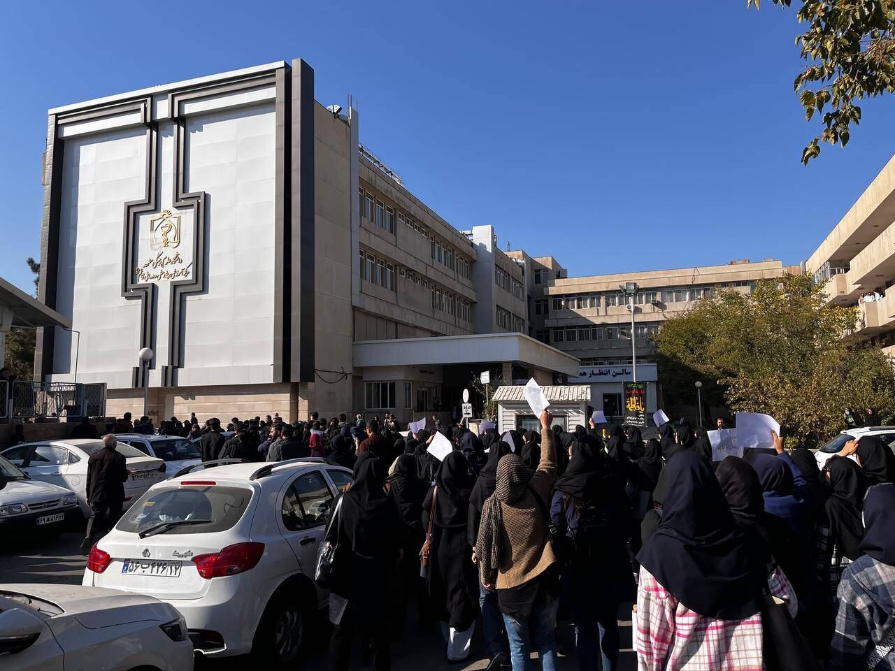 پرستاران مشهد در سومین روز اعتراض خواستار رفع تبعیض و اصلاح شرایط شغلی شدند