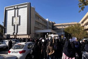 پرستاران مشهد در سومین روز اعتراض خواستار رفع تبعیض و اصلاح شرایط شغلی شدند