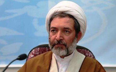 مدیر دفتر سیاسی حوزههای علمیه اهل سنت را به «زیادهطلبی» و «به آشوب کشاندن کشور» متهم کرد