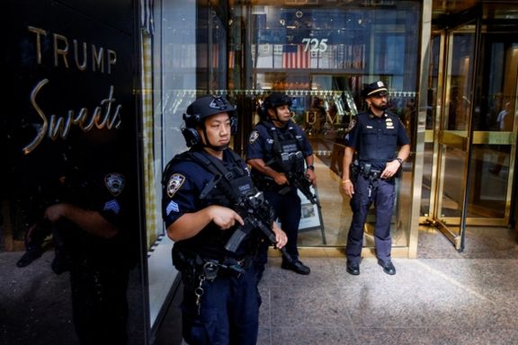 استقرار ماموران امنیتی در اطراف برج ترامپ پس از حمله به او، نیویورک، ۲۴ تیر