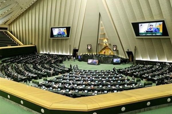 مشروع قانون في البرلمان الإيراني يمنع المشاهير من التعليق على الأحداث
