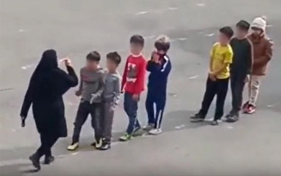 تنبیه دستهجمعی دانشآموزان با شلنگ به دست زن مسئول در مدرسه ملکان