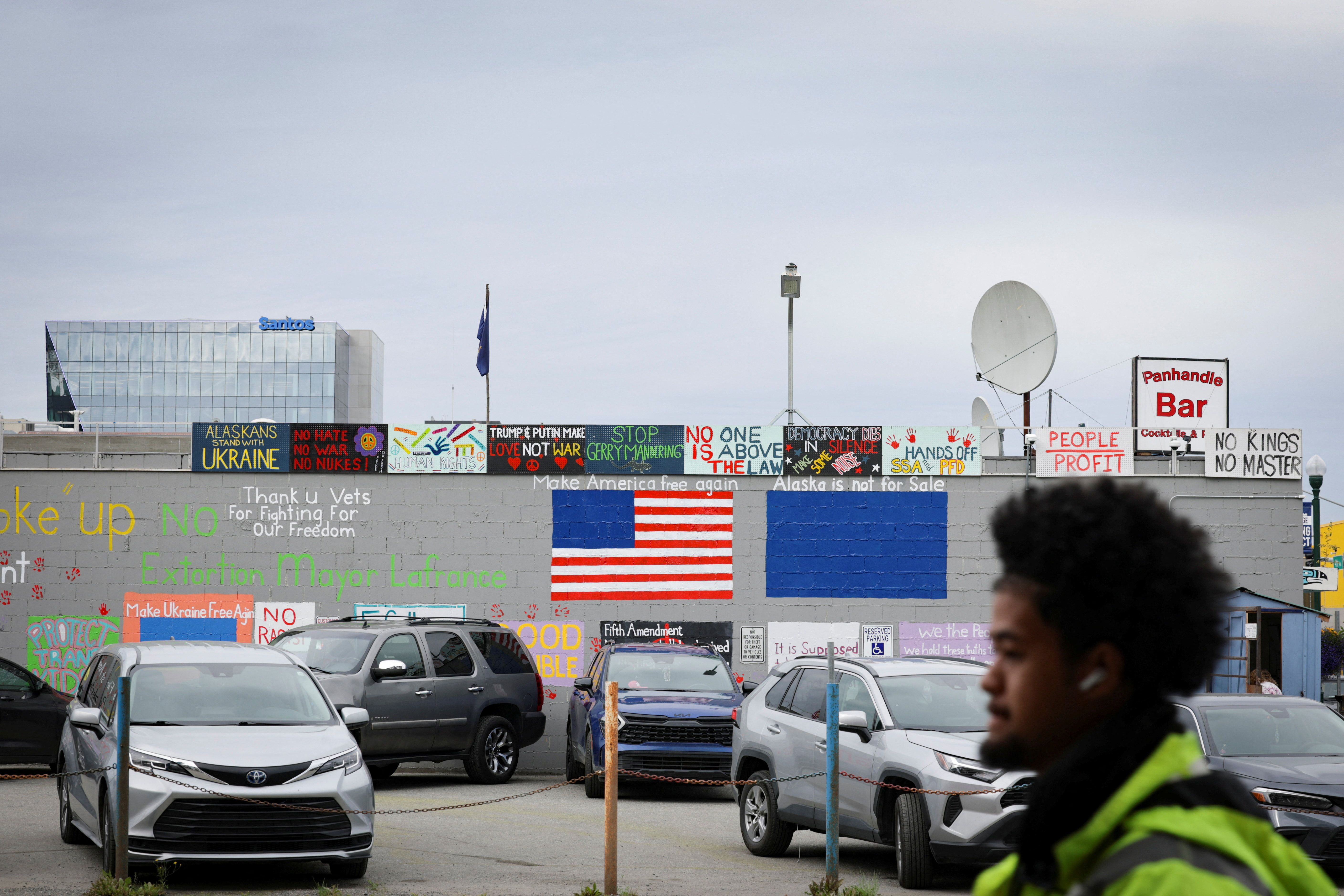دیوارنوشته‌هایی در آلاسکا در آستانه نشست ترامپ و پوتین