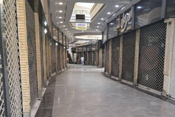 احتجاجًا على إجراءات الحكومة وسياساتها الضريبية.. الإضرابات تشل سوق الذهب في إيران