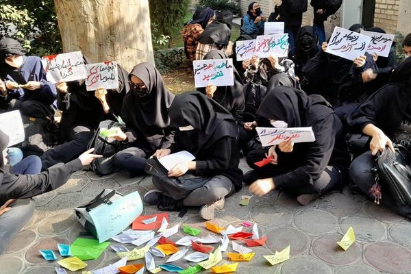 استمرار الاحتجاجات في جامعات إيران تحت شعار "المنتخب في قطر والمئات يقتلون"