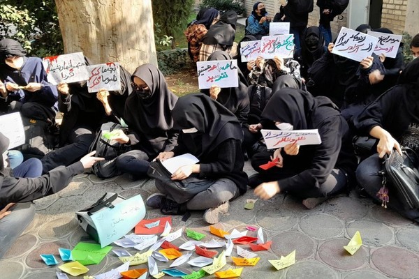 استمرار الاحتجاجات في جامعات إيران تحت شعار "المنتخب في قطر والمئات يقتلون"
