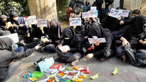 ادامه تجمع و اعتصاب در دانشگاهها با شعار «کشته شده چند صد نفر، تیم ملیمون رفته قطر»