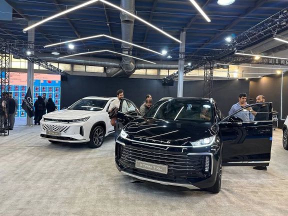 روزنامه دنیای اقتصاد: خودروهای وارداتی به جای خیابان با قیمت گزاف راهی نمایشگاهها شده