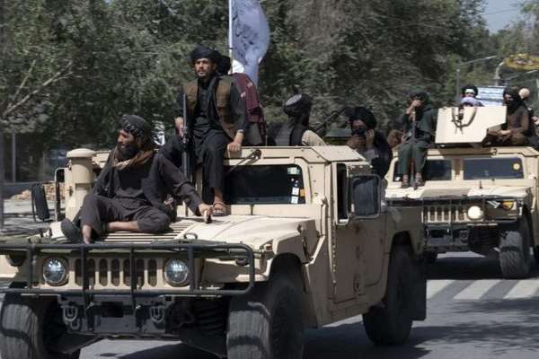 "بلومبرغ": طالبان تستعد للحرب مع إيران بإرسال مفجرين انتحاريين إلى الحدود