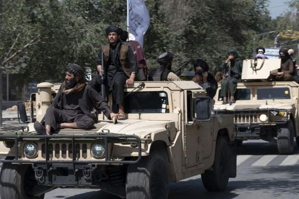 "بلومبرغ": طالبان تستعد للحرب مع إيران بإرسال مفجرين انتحاريين إلى الحدود