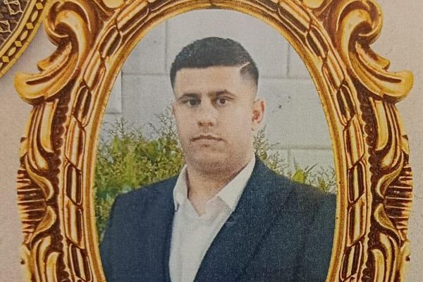 شاهین آذرآتش، هوادار استقلال، در آستانه اشرفیه، بهدست جمهوری اسلامی با گلوله جنگی کشته شد