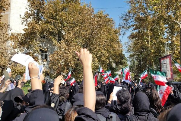 انتفاضة إيران: انطلاق الاحتجاجات.. ونقل نقاط تفيش الشرطة في العاصمة بعد إضرام النار فيها