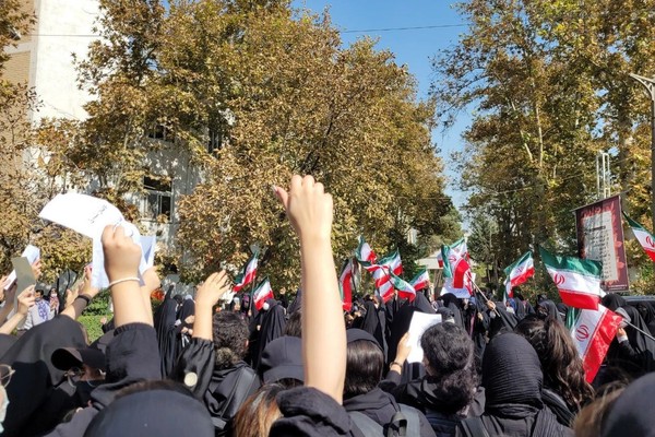 انتفاضة إيران: انطلاق الاحتجاجات.. ونقل نقاط تفيش الشرطة في العاصمة بعد إضرام النار فيها