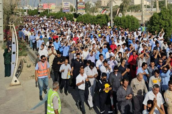 أحد أكبر الاحتجاجات منذ سنوات.. 5 آلاف عامل ينظمون إضرابًا بمجمّع "بارس الجنوبي" في إيران