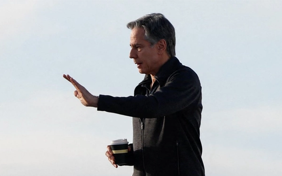 بلينكن: سنضغط على إيران لإجبار الحوثيين على وقف الهجمات في البحر الأحمر