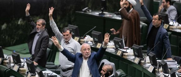 اختراق خوادم البرلمان الإيراني يعطل نظام التصويت.. والنواب صوتوا على الموازنة قياما وقعودا