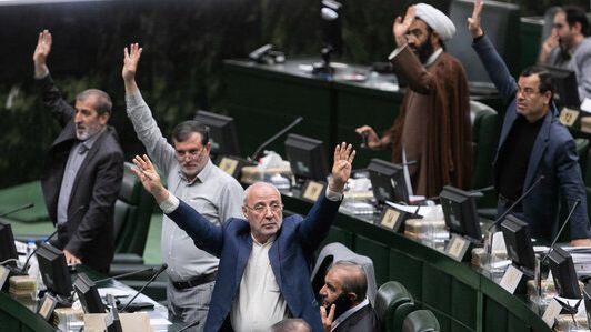 هک سرورهای مجلس، رایگیری درباره لایحه بودجه را قیام و قعودی کرد