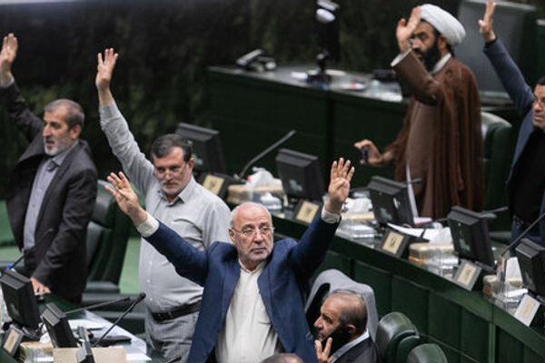 اختراق خوادم البرلمان الإيراني يعطل نظام التصويت.. والنواب صوتوا على الموازنة قياما وقعودا