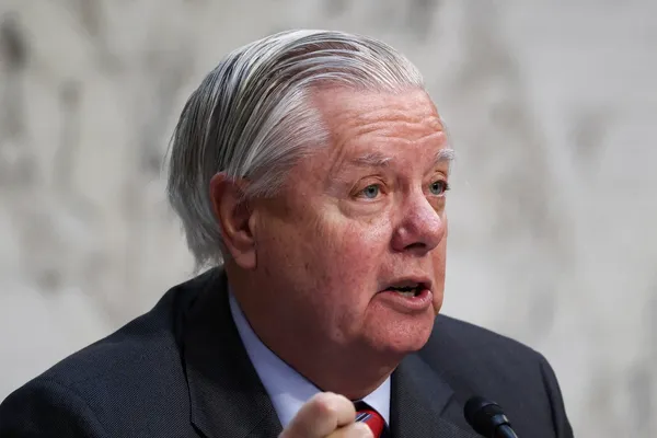 لیندسی گراهام: آمریکا و جهان باید به حمله جمهوری اسلامی در تنگه هرمز پاسخ دهند