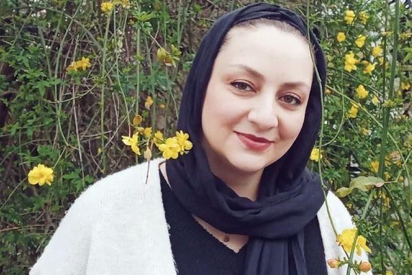 الناشطة الإيرانية مجكان كاوسي: تم تفتيشي مرارًا في السجن في عري كامل