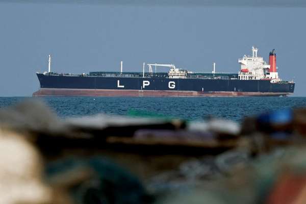 روسيا تعارض قيام النظام الإيراني بإغلاق مضيق "هرمز"