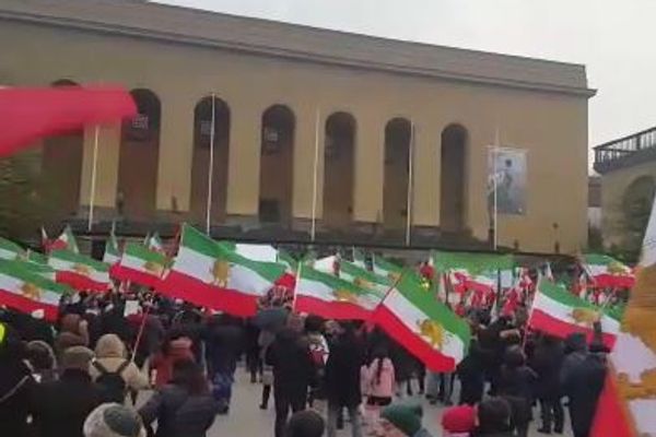 تجمعات احتجاجية للإيرانيين في السويد وألمانيا والدنمارك وتركيا.. لدعم الانتفاضة الشعبية