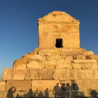 کوروشستیزی خامنهای، کوروشدوستی ایرانیان