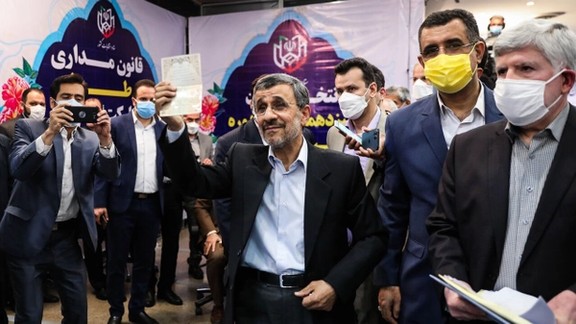 Mahmoud Ahmadinejad registering to run for president in 2021.