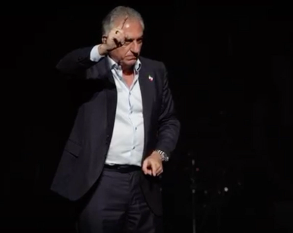 شاهزاده رضا پهلوی: از آنهایی که فحاشی و هتاکی میکنند اعلام برائت کنیم