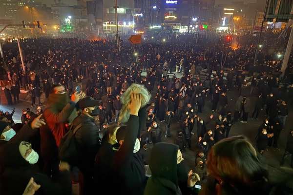نامه جمعی از زرتشتیان: ایران با رهبری شاهزاده رضا پهلوی از جمهوری اسلامی گذار کند