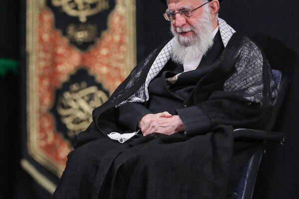 مدرس في الحوزة العلمية: حياة خامنئي في خطر