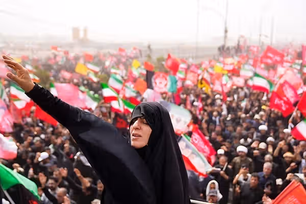 زنان در تشییع خامنهای؛ بدن زنانه، ابزار بازسازی اقتدار