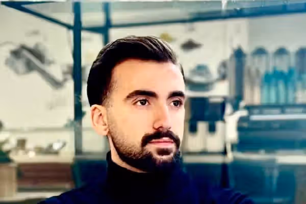 امیرپارسا اشکبوس؛ جوانی که پیکرش پشت بیمارستان الغدیر در پتوی آبی پیدا شد