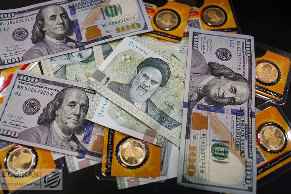 تراجع جديد للعملة الإيرانية والدولار يقترب من 54 ألف تومان في سوق طهران