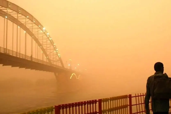 بعد أن وصل المؤشر إلى مستوى الخطر.. تلوث الهواء يحاصر عدة مدن في إيران