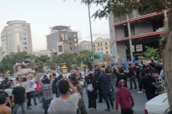 إيران تنتفض والأمن يستخدم الرصاص الحي لتفريق المتظاهرين وحرق صور خامنئي وسليماني