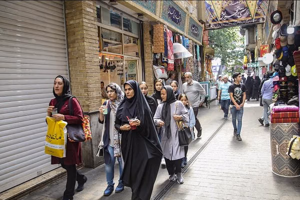 روایت آسوشیتدپرس از ذخیره غذا تا بستن چمدان؛ ایرانیان از بازگشت جنگ تمامعیار میترسند