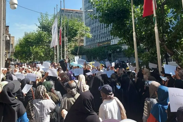 اعتراضًا على سوء المعيشة وانتشار الفساد.. تجمعات احتجاجية للمتقاعدين في عدة مدن بإيران