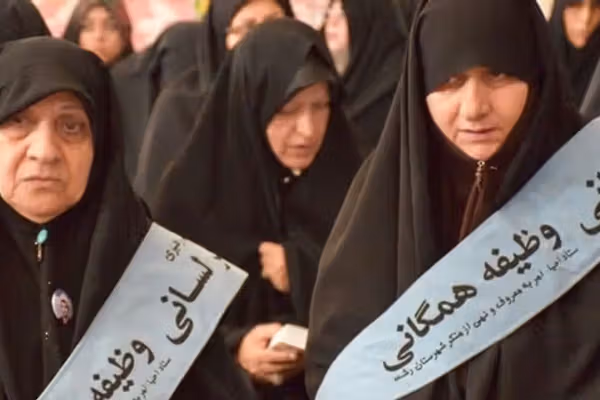 تصريحات خامنئي "الغامضة" تُطلق يد المتشددين لملاحقة النساء بسبب الحجاب