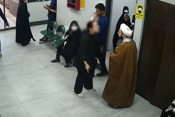 ردود فعل واسعة على تصوير رجل دين لـ "أم مرضعة" دون حجاب