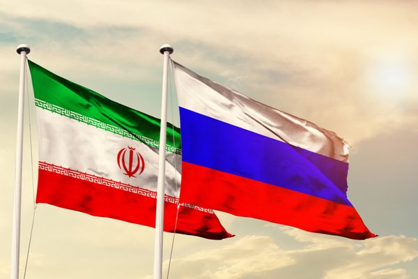 تكبدوا خسائر فادحة.. رجال أعمال إيرانيون يتضررون من إبرام عقود بـ "الروبل" مع روسيا