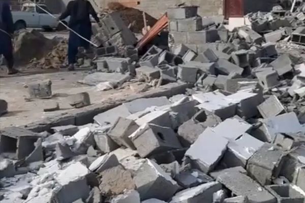 وسط صرخات النساء والأطفال.. قوات عسكرية إيرانية تدمر منازل المواطنين البلوش في "شير آباد"