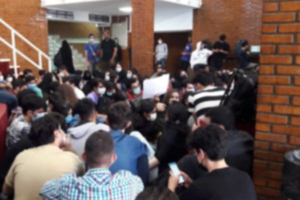 الانتفاضة الإيرانية في شهرها الثاني.. الجامعات تواصل الاحتجاج وهتافات ضد المتحدث الحكومي