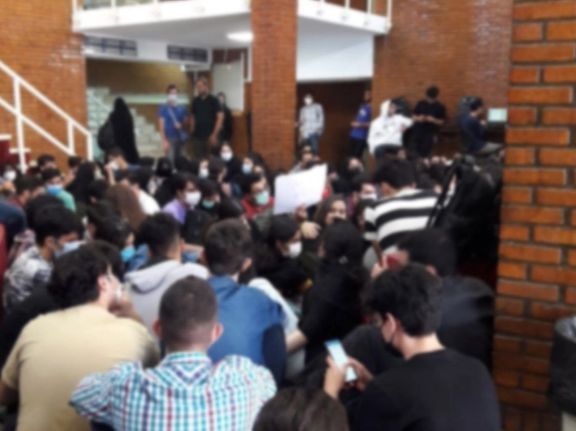 الانتفاضة الإيرانية في شهرها الثاني.. الجامعات تواصل الاحتجاج وهتافات ضد المتحدث الحكومي